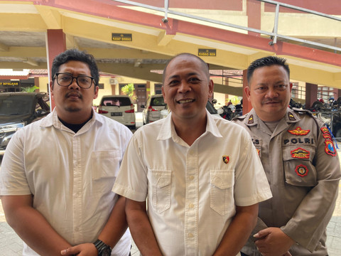 Kasatreskrim Polres Blitar AKP Momon Suwito Prastomo (tengah) saat ditemui wartawan, Selasa (22/7). Foto: Dok. kumparan