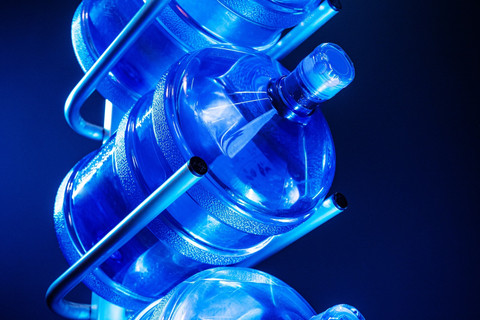 Ilustrasi air minum yang mengandung senyawa BPA. Foto: Shutterstock