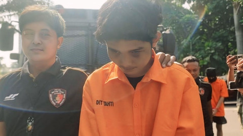 Polisi menujukkan RRP, salah satu tersangka pembunuhan di Cisauk saat rilis di Polda Metro Jaya, Jakarta, Selasa (22/7/2025). Foto: Rayyan Farhansyah/kumparan