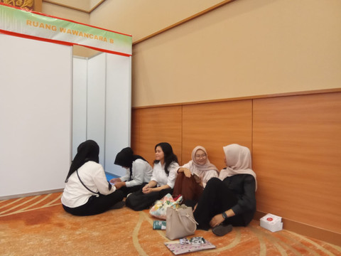 Para pelamar yang menunggu antrean untuk melamar kerja/Anyelir. 