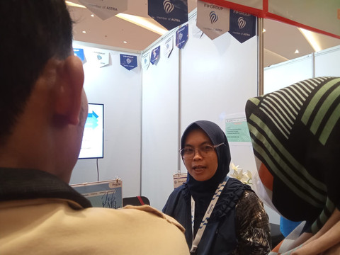 Para pelamar yang diberikan arahan oleh salah satu HRD di stan perusahaan/Anyelir. 