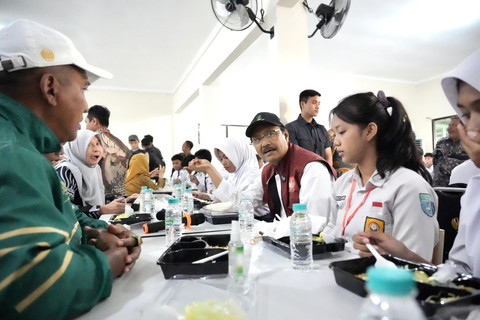 Mensos Saifullah Yusuf (Gus Ipul) menemui siswa Sekolah Rakyat Menengah Atas (SRMA) 21 di kampus UNESA Surabaya, Jumat (22/7/2025). Foto: Kemensos RI