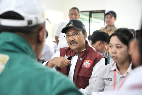 Mensos Saifullah Yusuf (Gus Ipul) menemui siswa Sekolah Rakyat Menengah Atas (SRMA) 21 di kampus UNESA Surabaya, Selasa (22/7/2025). Foto: Kemensos RI