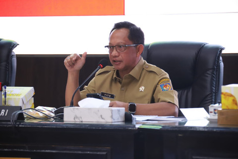 Mendagri Tito Karnavian memimpin Rakor Pengendalian Inflasi Daerah yang dirangkaikan dengan Pembahasan Evaluasi Dukungan Pemda dalam Program 3 Juta Rumah di Gedung Sasana Bhakti Praja (SBP), Kemendagri, Jakarta, Selasa (22/7/2025). Foto: Kemendagri RI