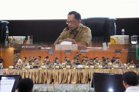 Mendagri Tito Karnavian memimpin Rakor Pengendalian Inflasi Daerah yang dirangkaikan dengan Pembahasan Evaluasi Dukungan Pemda dalam Program 3 Juta Rumah di Gedung Sasana Bhakti Praja (SBP), Kemendagri, Jakarta, Selasa (22/7/2025). Foto: Kemendagri RI