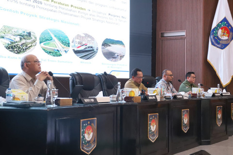 Mendagri Tito Karnavian memimpin Rakor Pengendalian Inflasi Daerah yang dirangkaikan dengan Pembahasan Evaluasi Dukungan Pemda dalam Program 3 Juta Rumah di Gedung Sasana Bhakti Praja (SBP), Kemendagri, Jakarta, Selasa (22/7/2025). Foto: Kemendagri RI