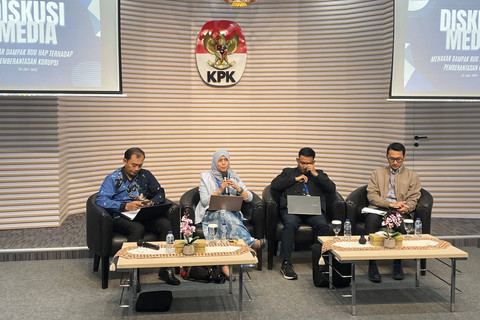 Peneliti TII Sahel Alhabsyi dan Dosen Hukum Acara Pidana UI Febby Mutiara Nelson dalam acara diskusi di Gedung Merah Putih KPK, Selasa (22/7/2025). Foto: Fadhil Pramudya/kumparan