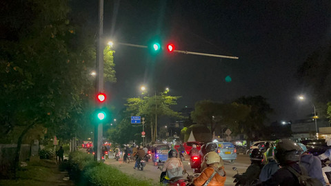 Kondisi terkini lampu merah yang sempat mati di Jalan Mayjen Sutoyo, Cawang, Jakarta Timur, Selasa (22/7/2025). Foto: Rayyan Farhansyah/kumparan
