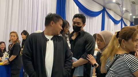 Pengusaha Giorgio Antonio menghadiri prosesi malam kembang Untuk mendiang ayah Sarwendah, Selasa (22/7/2025). Foto: Aprilandika Pratama/kumparan