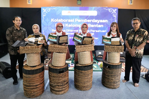 Penasihat I DWP Kemensos Fatma Saifullah Yusuf bersama Penasihat 2 DWP Kemensos Intan Agus Jabo dan Ketua DWP Kemensos Veronika Robben Rico, melihat pelatihan pengrajin pelepah pisang dan pandan di Kulonprogo, DIY, Selasa (22/7/2025). Foto: Kemensos RI