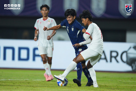 Thailand vs Myanmar dalam laga terakhir Grup C ASEAN U-23 Mandiri Cup 2025 di Stadion Patriot Candrabhaga, Bekasi, Jawa Barat, pada Selasa (22/7). Foto: Facebook Changsuek