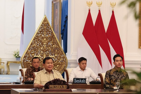 Presiden Prabowo Subianto memimpin rapat terbatas yang membahas perkembangan Kawasan Ekonomi Khusus (KEK) bersama sejumlah Menteri Kabinet Merah Putih di Istana Merdeka, Jakarta, Selasa (22/7/2025). Foto: Instagram/@sekretariat.kabinet