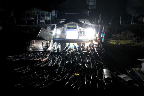 Foto udara sejumlah warga menonton bioskop terapung dari perahunya di Desa Muara Enggelam, Muara Wis, Kutai Kartanegara, Kalimantan Timur, Selasa (22/7/2025). Foto: M Risyal Hidayat/ANTARA FOTO