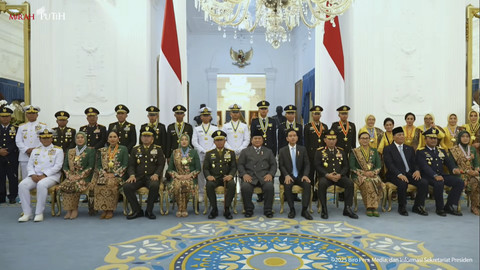 Presiden Prabowo berfoto bersama saat Upacara Prasetya Perwira TNI dan Polri Tahun 2025 di Istana Merdeka, Jakarta, Rabu (23/7/2025). Foto: YouTube/ Sekretariat Presiden