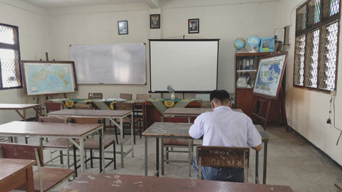 Seorang murid kelas sepuluh sedang belajar sendirian di SMA Taman Siswa, Kota Bandung, Rabu (23/7/2025). Foto: Alya Zahra/kumparan 
