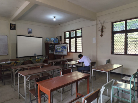 Seorang murid kelas sepuluh sedang belajar sendirian di SMA Taman Siswa, Kota Bandung, Rabu (23/7/2025). Foto: Alya Zahra/kumparan 