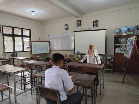 Seorang murid kelas sepuluh sedang belajar sendirian di SMA Taman Siswa, Kota Bandung, Rabu (23/7/2025). Foto: Alya Zahra/kumparan