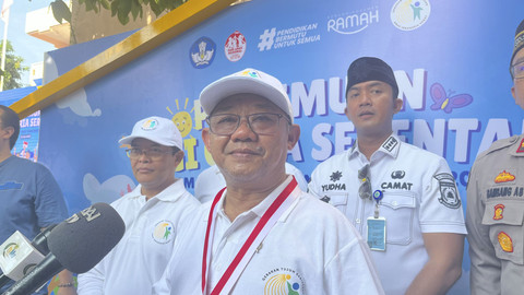 Menteri Pendidikan Dasar dan Menengah Abdul Mu'ti saat kegiatan Pagi Ceria untuk memperingati Hari Anak Nasional 2025 di SD Islam Ruhama Lab School of Uhamka, Cireundeu, Tangerang Selatan, Rabu (23/7/2025). Foto: Nasywa Athifah/kumparan