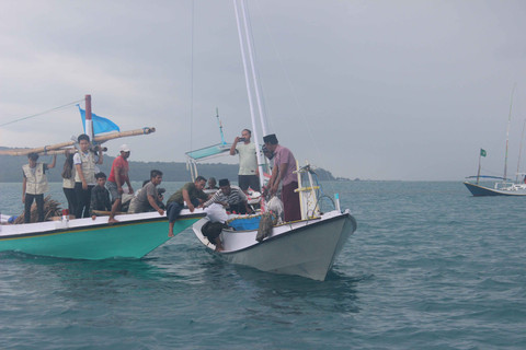 Prosesi larung hasil bumi di laut (Dokumentasi Tim KKN PPM UGM Baweanesia 2025)