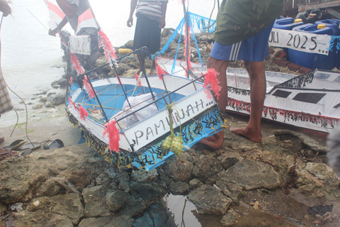 Perahu kecil yang akan dilarung di laut, berisi hasil bumi, olahan makanan, kepala kambing, dan lain sebagainya (Dokumentasi Tim KKN PPM UGM Baweanesia 2025)