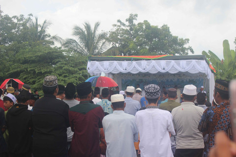 Warga Dusun Pamona melakukan doa bersama dan pembacaan sholawat, sesaat sebelum melakukan prosesi larung hasil bumi (Dokumentasi Tim KKN PPM UGM Baweanesia 2025)