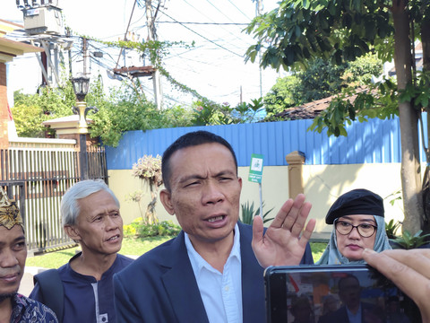 Ahli forensik digital Rismon Sianipar dan sejumlah alumni UGM saat di Polda DIY, Selasa (22/7/2025). Foto: Arfiansyah Panji Purnandaru/kumparan
