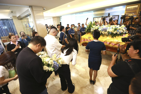 Penyanyi Sarwendah bersama keluarga saat mengantarkan jenazah ayahnya untuk di kremasi di Grand Heaven, Pluit, Jakarta, Rabu, (23/07/2025). Foto: Agus Apriyanto