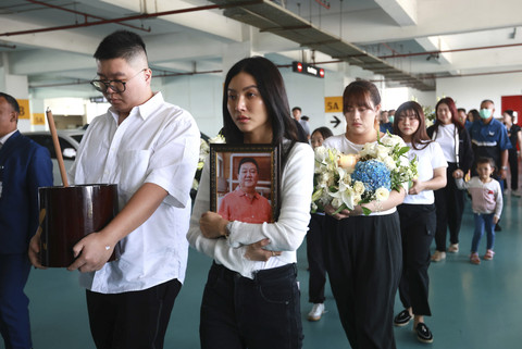 Penyanyi Sarwendah bersama keluarga saat mengantarkan jenazah ayahnya untuk di kremasi di Grand Heaven, Pluit, Jakarta, Rabu, (23/07/2025). Foto: Agus Apriyanto