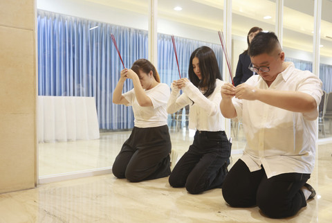 Penyanyi Sarwendah bersama keluarga saat mengantarkan jenazah ayahnya untuk di kremasi di Grand Heaven, Pluit, Jakarta, Rabu, (23/07/2025). Foto: Agus Apriyanto