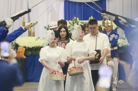 Penyanyi Sarwendah bersama keluarga saat mengantarkan jenazah ayahnya untuk di kremasi di Grand Heaven, Pluit, Jakarta, Rabu, (23/07/2025). Foto: Agus Apriyanto
