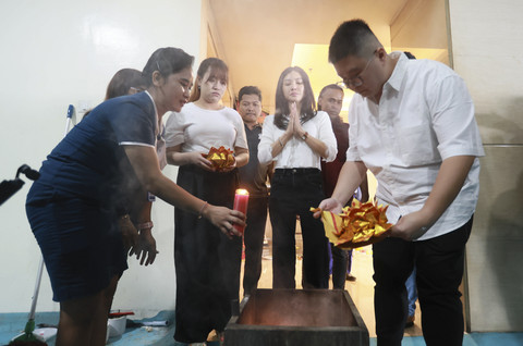 Penyanyi Sarwendah bersama keluarga saat mengantarkan jenazah ayahnya untuk di kremasi di Grand Heaven, Pluit, Jakarta, Rabu, (23/07/2025). Foto: Agus Apriyanto