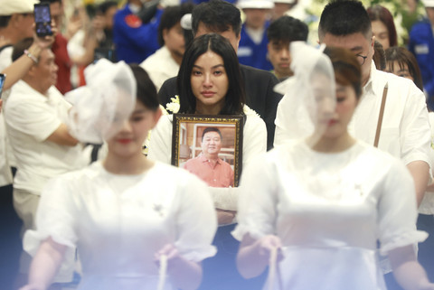 Penyanyi Sarwendah bersama keluarga saat mengantarkan jenazah ayahnya untuk di kremasi di Grand Heaven, Pluit, Jakarta, Rabu, (23/07/2025). Foto: Agus Apriyanto