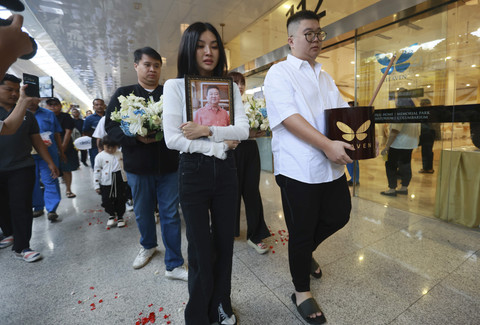 Penyanyi Sarwendah bersama keluarga saat mengantarkan jenazah ayahnya untuk di kremasi di Grand Heaven, Pluit, Jakarta, Rabu, (23/07/2025). Foto: Agus Apriyanto
