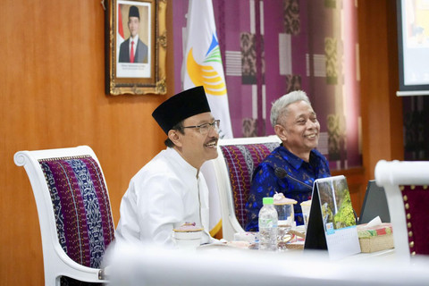 Mensos Saifullah Yusuf (Gus Ipul) melaksanakan rapat koordinasi Sekolah Rakyat di Kantor Kemensos, Selasa (22/7/2025). Foto: Kemensos RI