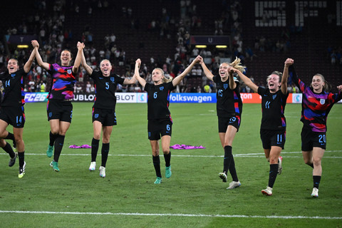 Timnas Wanita Inggris menang 2-1 atas Italia di Stade de Geneva, Swiss, Rabu (23/7). Foto: Miguel MEDINA / AFP