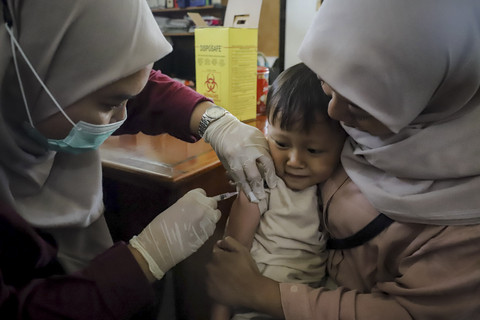 Salah satu anak disuntik imunisasi oleh perawat Puskesmas Tebet di Kelurahan Manggarai, Kecamatan Tebet, Jakarta Selatan, Rabu (23/7/2025). Foto: Jamal Ramadhan/kumparan