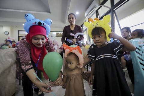 Anak-anak bermain saat Puskesmas Tebet menggelar kegiatan "Grebek Balita" di Kelurahan Manggarai, Kecamatan Tebet, Jakarta Selatan, Rabu (23/7/2025). Foto: Jamal Ramadhan/kumparan
