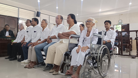 Ni Nyoman, Reja bersama 16 terdakwa lainnya dalam kasus pemalsuan dokumen dan penggelapan silsilah keluarga demi warisan di PN Denpasar, Rabu (27/7/2025). Foto: Denita BR Matondang/kumparan