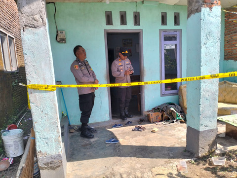 Polisi melakukan olah TKP seorang perempuan bernama Iin Handayani (39 tahun), ditemukan tewas dengan sejumlah luka tusuk di tubuhnya di Dusun Tegalrejo, Desa Ketindan, Kecamatan Lawang, Kabupaten Malang, Selasa (22/7).
Foto: Dok. Polres Malang
