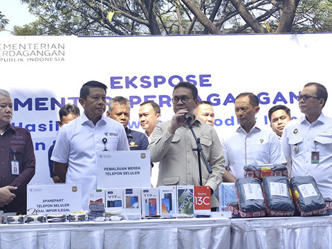Menteri Perdagangan (Mendag) Budi Santoso saat melakukan ekspose di ruko Green Court, Cengkareng, Jakarta Barat, Rabu (23/7/2025). Foto: Widya Islamiati/kumparan