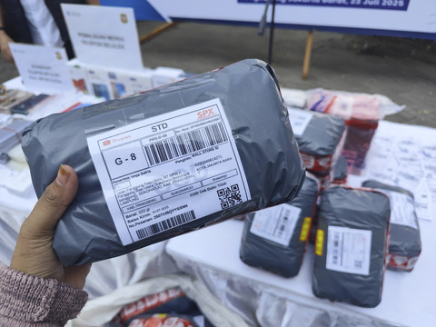 Barang bukti penjualan ponsel rakitan yang disita Kemendag di ruko Green Court, Cengkareng, Jakarta Barat, Rabu (23/7/2025). Foto: Widya Islamiati/kumparan