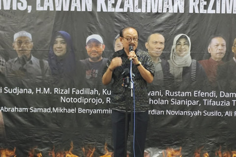 Budayawan Erros Djarot saat deklarasi Perjuangan Tolak Kriminalisasi Akademisi dan Aktivis, Lawan Kezaliman Rezim Jokowi di Gedung Joang'45 pada Rabu (23/7/2025). Foto: Rachmadi Rasyad/kumparan