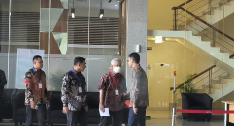 Eks Direktur Utama Bank BJB, Yuddy Renaldi (bermasker putih), jelang menjalani pemeriksaan kasus dugaan korupsi pengadaan iklan Bank BJB, di Gedung Merah Putih KPK, Jakarta, Rabu (23/7/2025). Foto: Fadhil Pramudya/kumparan