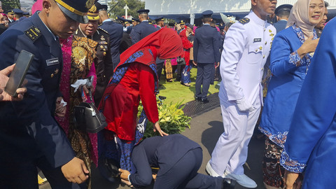 Peraih adhi makayasa TNI AU sujud di kaki ibu usai dilantik Prabowo di Istana Merdeka, Jakarta, Rabu (23/7/2025). Foto: Zamachsyari/kumparan