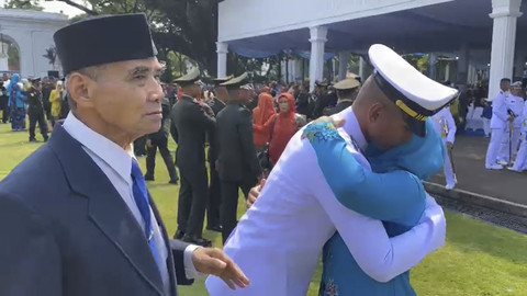 Tangis haru perwira remaja TNI A Moch Haryo usai dilantik Presiden Prabowo di Istana Merdeka, Jakarta Pusat, Rabu (23/7/2025). Foto: Zamachsyari/kumparan