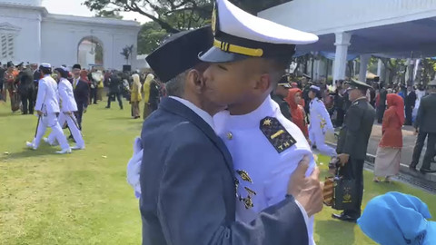 Tangis haru perwira remaja TNI A Moch Haryo usai dilantik Presiden Prabowo di Istana Merdeka, Jakarta Pusat, Rabu (23/7/2025). Foto: Zamachsyari/kumparan