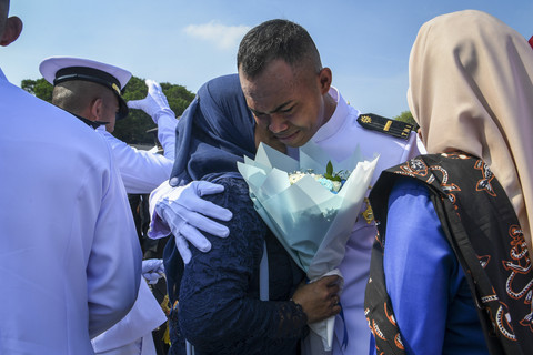 Perwira remaja dari TNI Matra Laut berpelukan dengan oran... </div>
<div class=