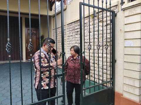 Ketua Komnas HAM Anis Hidayah usai dari rumah diplomat Arya Daru Pangayunan di Jalan Munggur, Jomblang, Janti, Kapanewon Banguntapan, Kabupaten Bantul, Rabu (23/7/2025). Foto: Arfiansyah Panji Purnandaru/kumparan