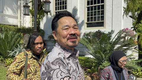 Wakil Ketua MPR RI Rusdi Kirana menjawab pertanyaan wartawan saat Presiden Republik Indonesia Prabowo Subianto memanggil seluruh jajaran pimpinan MPR RI di Istana Negara, Jakarta, Rabu (23/7/2025). Foto: Zamachsyari/kumparan