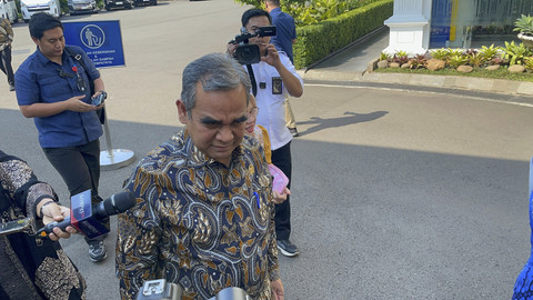 Ketua MPR RI Ahmad Muzani menjawab pertanyaan wartawan saat Presiden Republik Indonesia Prabowo Subianto memanggil seluruh jajaran pimpinan MPR RI di Istana Negara, Jakarta, Rabu (23/7/2025). Foto: Zamachsyari/kumparan